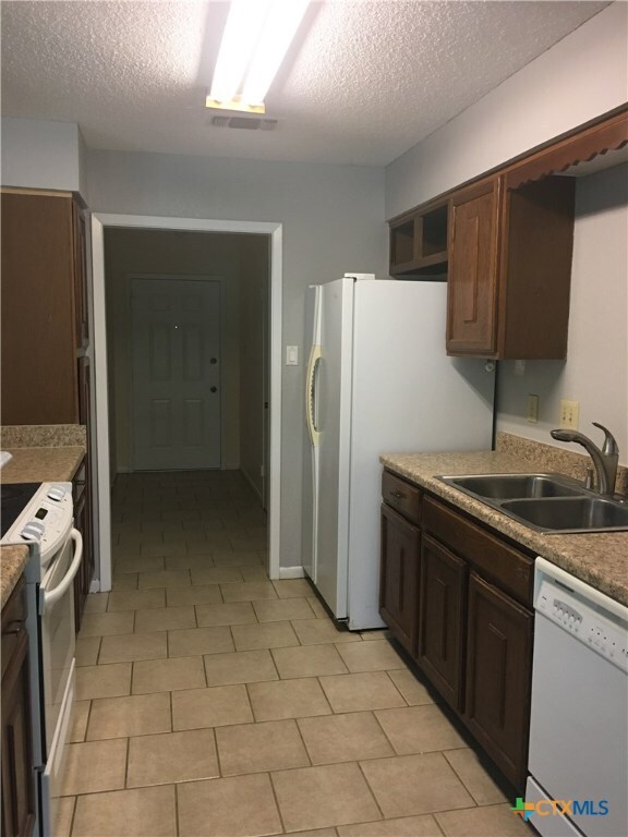 Foto del edificio - 601 Deerwood Dr