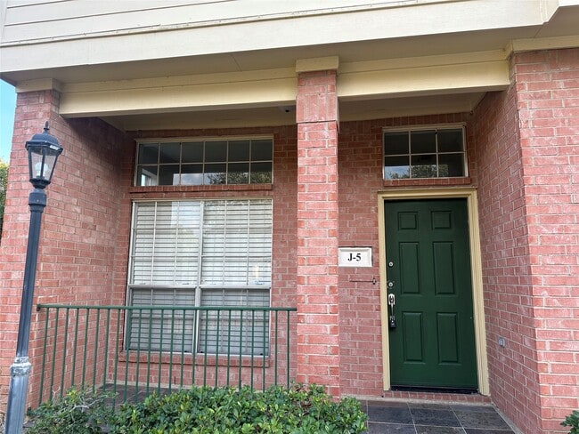 Foto del edificio - 2710 Grants Lake Blvd