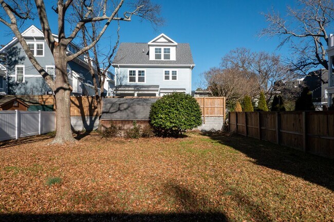 Building Photo - Duplex located just a block from the ocean!