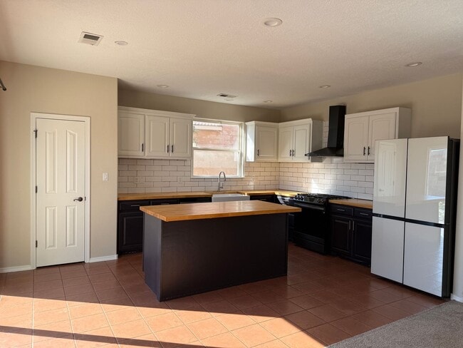 Building Photo - Spacious 4 Br, 2.5 Ba with 2 living areas, loft, kitchen appliances, 2 car garage.
