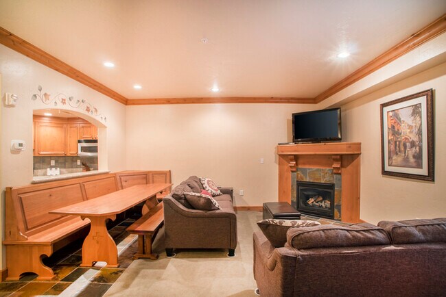 Building Photo - Villa 1058 1 Bed  2 Bath Full Kitchen
