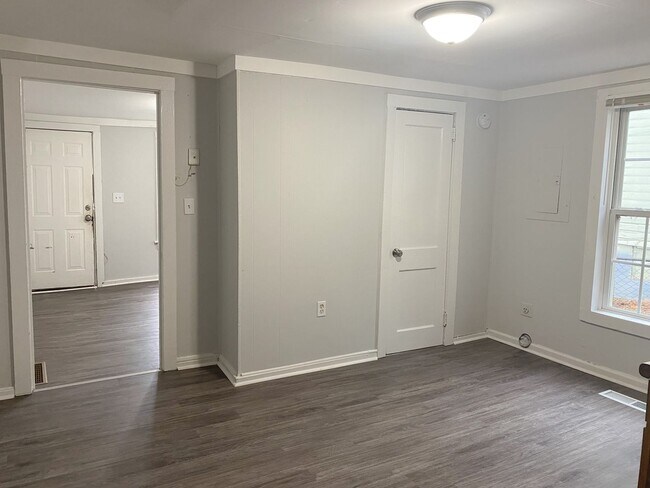 Building Photo - Three Bedroom Close to Downtown!