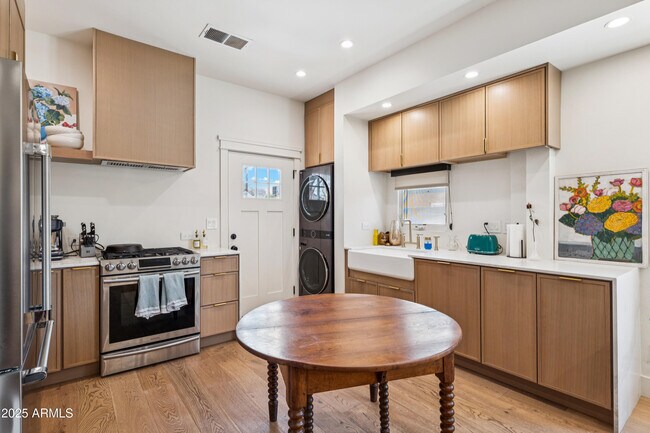 Foto del edificio - 755 E Moreland St