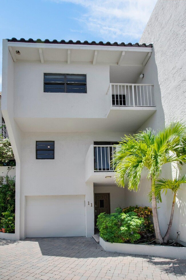 Building Photo - 1222 Hillsboro Mile