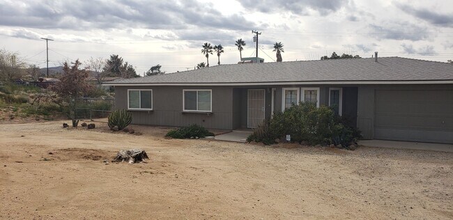 Foto del edificio - 3  Bedroom home close to shops  Yucca Valley