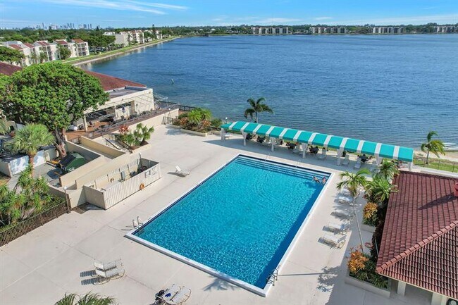 Foto del edificio - 115 Lake Emerald Dr