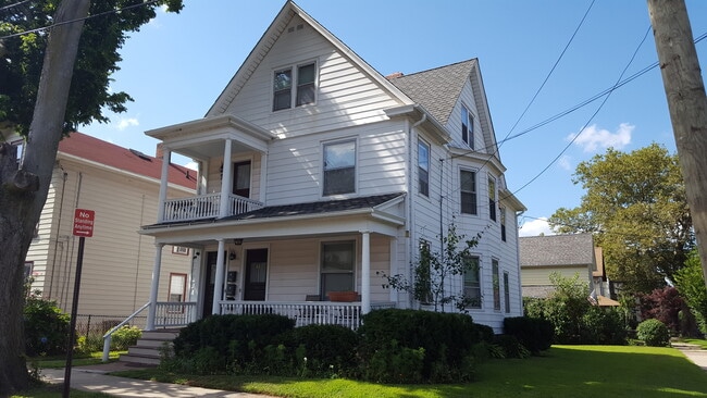 Building Photo - 63 Sea St