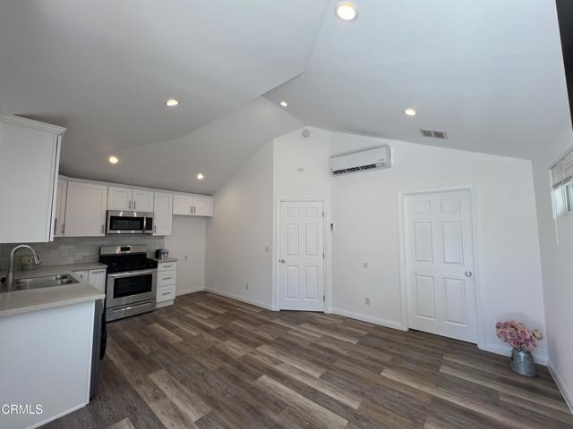 Building Photo - 15000 Valerio St