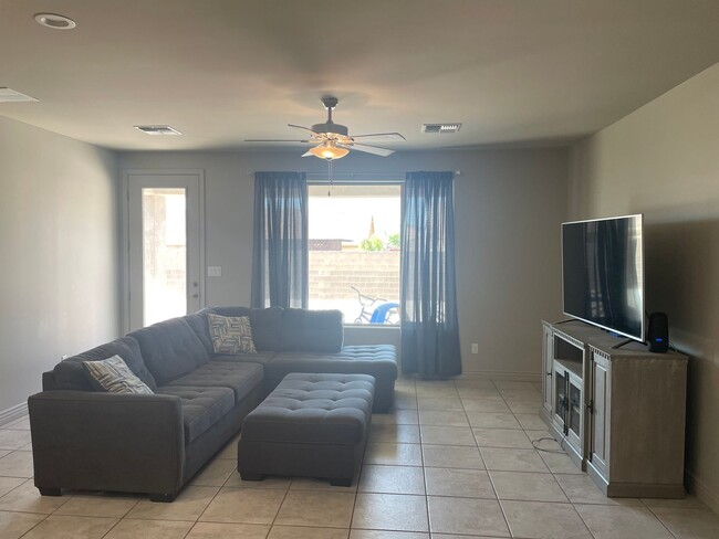 Building Photo - 3 BEDROOM HOME IN YUMA EAST!