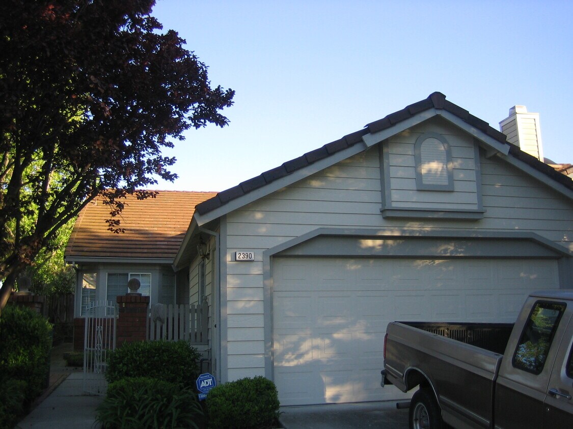 Primary Photo - 2390 Cresthaven St
