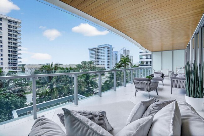 Foto del edificio - 5775 Collins Ave