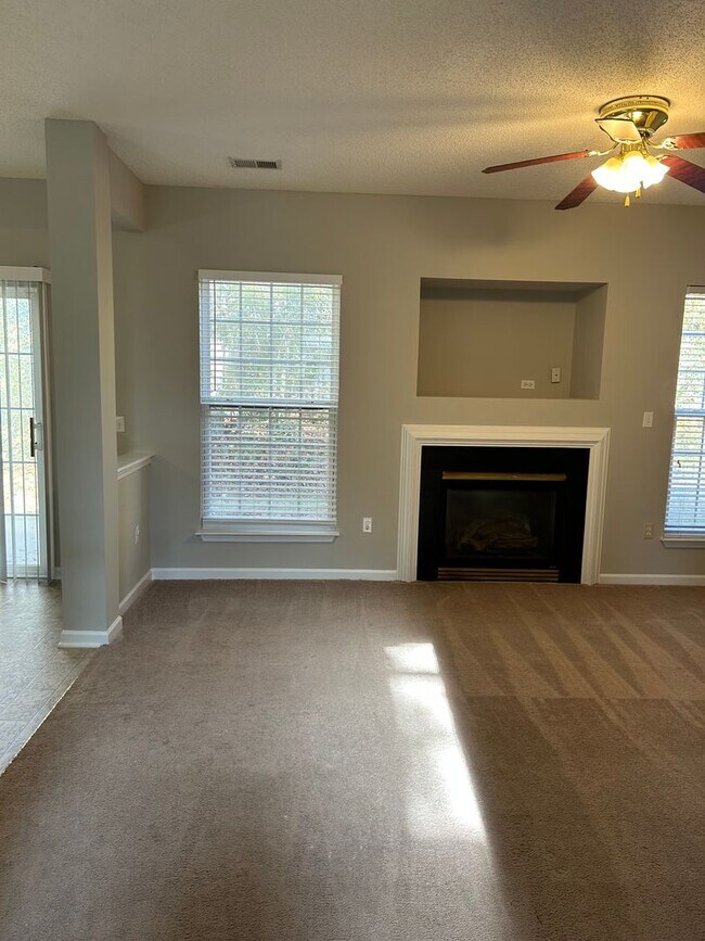Building Photo - Simpsonville - 4/2.5, 2,100 SF