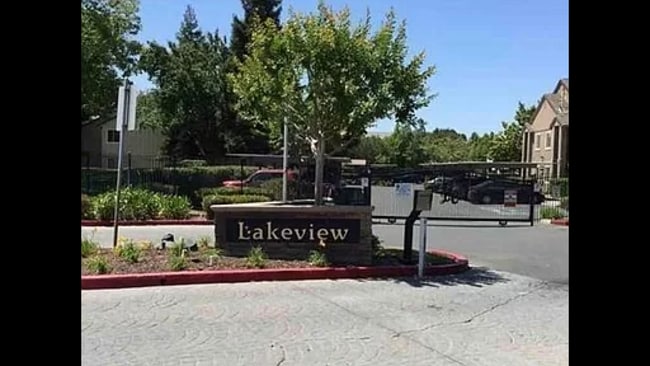 Entrance to complex - 1253 Lakeview Cir