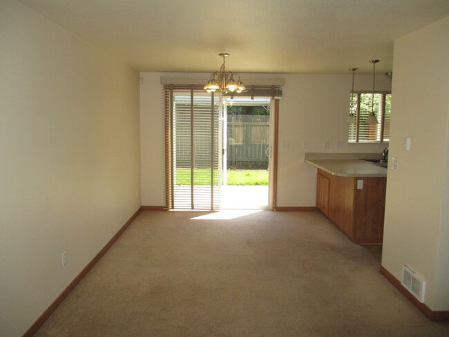 Building Photo - Beautiful Large Three Bedroom Home in South Salem