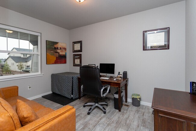 Building Photo - Beautiful Home Located in Prestigious Flyi...