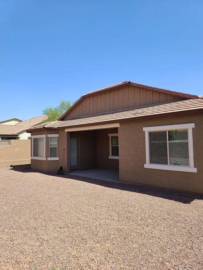 Foto del edificio - Spacious 4 Bed, 3.5 Bath Anthem Home with Modern Amenities and Prime Location