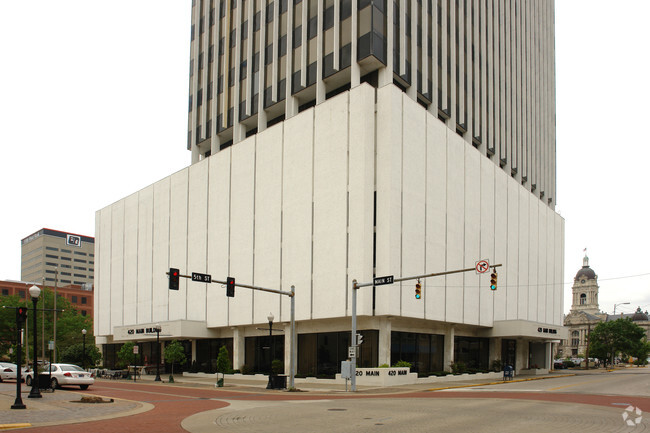 Building Photo - 5th & Main