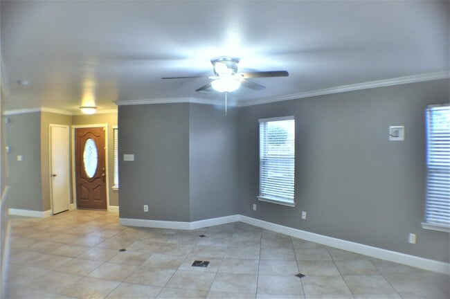 Foto del edificio - 9503 Deep Valley Dr