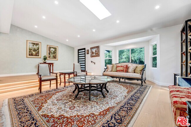 Foto del edificio - 4611 Louise Ave