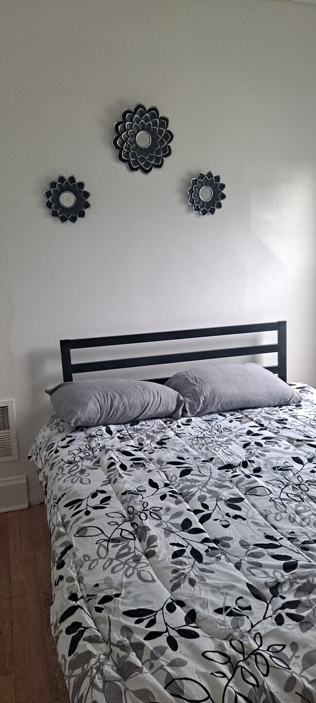 bedroom - 1446 E 115th St