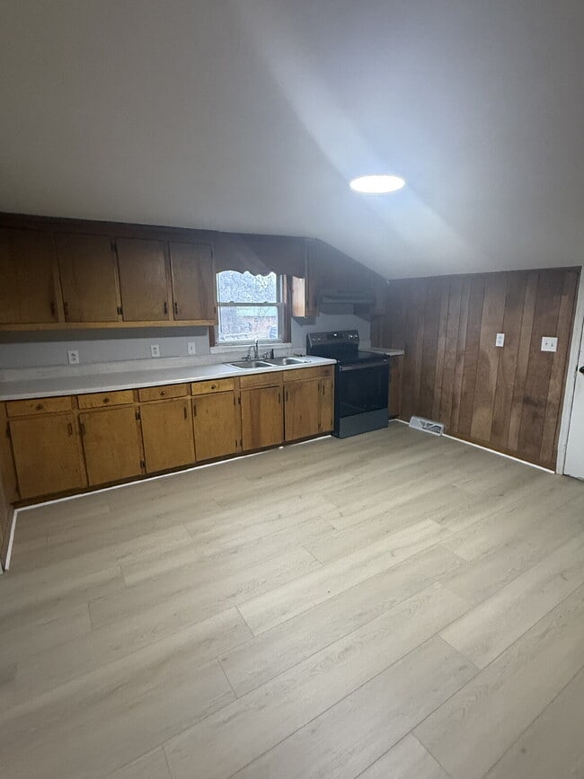 Building Photo - 2 bedroom 1 bath Home in Hurt VA with large yard just minutes to downtown Altavista.
