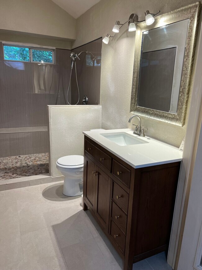 Foto del edificio - 16706 Cedar Tree Way