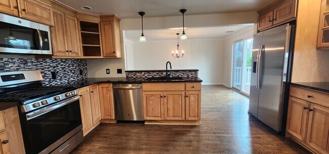 Building Photo - Beautiful and Spacious Wallingsford 4 Bedr...