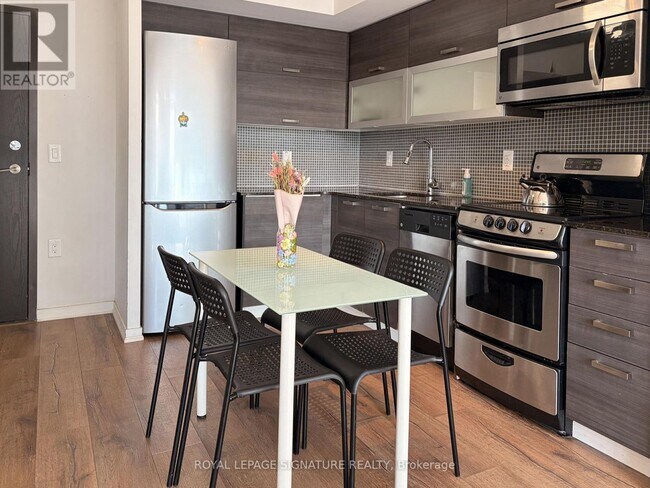 Building Photo - 36 Lisgar St