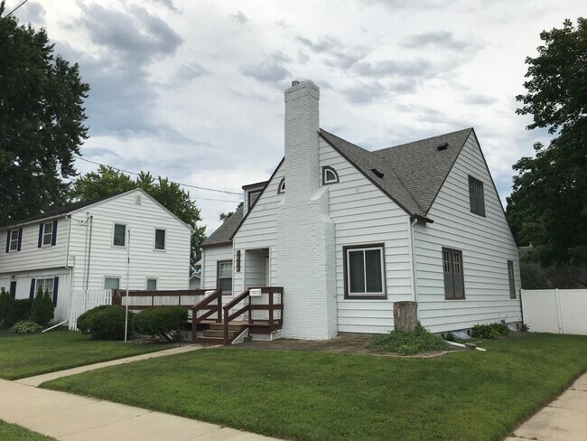 Upper floor apartment - 1414 3 1/2 St SE