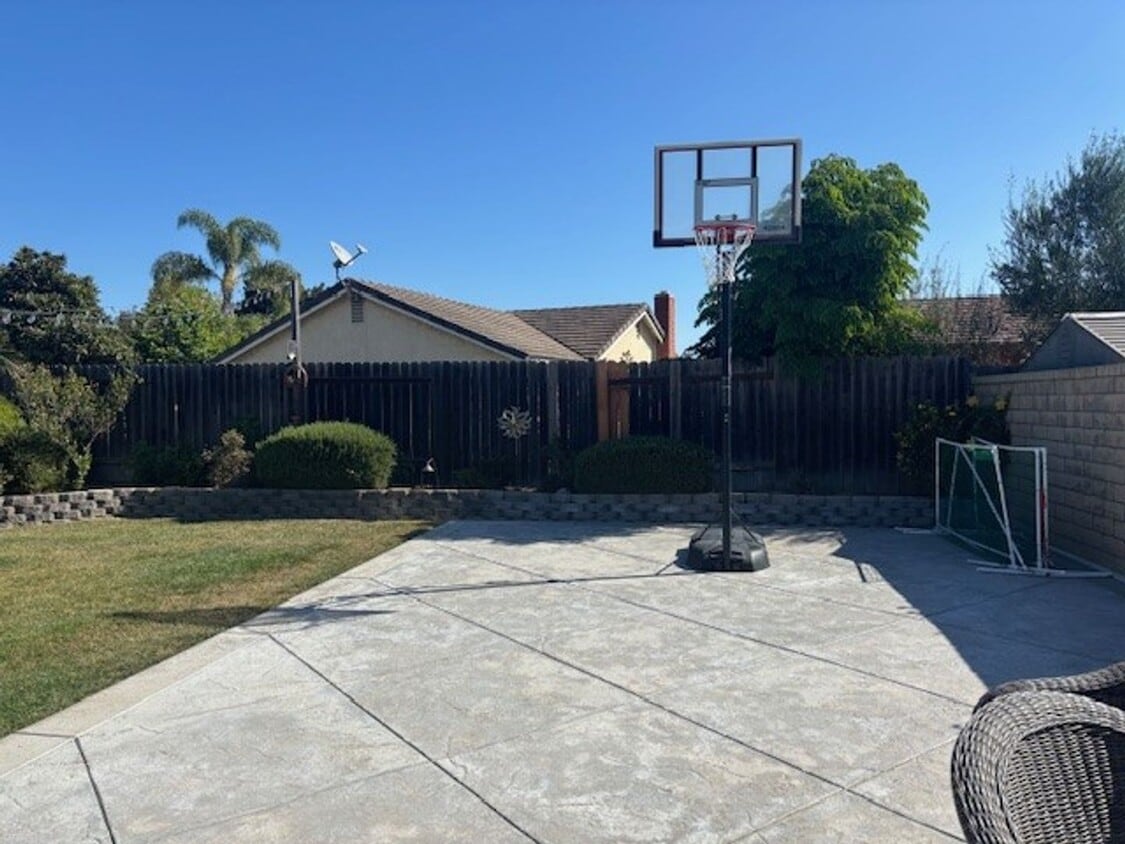 Building Photo - Three bedroom, two bath home in Mission Oa...