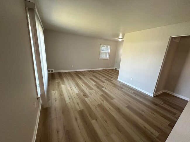 Foto del edificio - 26500 Drakefield Ave