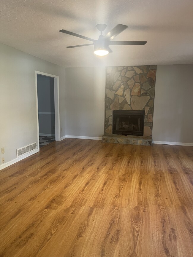 Building Photo - 520 Freestone Dr