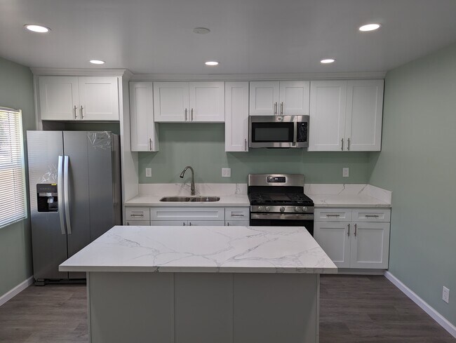 Kitchen - 3847 W 104th St