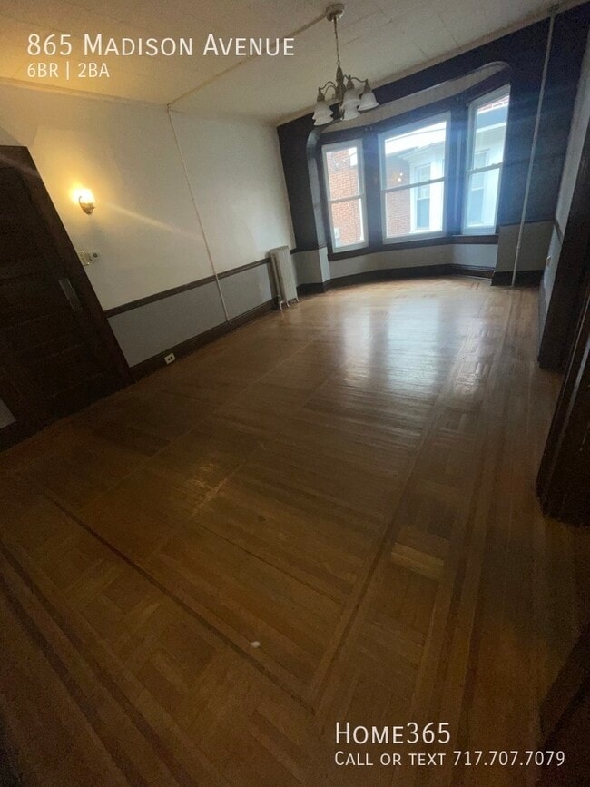 Building Photo - 6 bedroom, 1.5 bathroom now available!