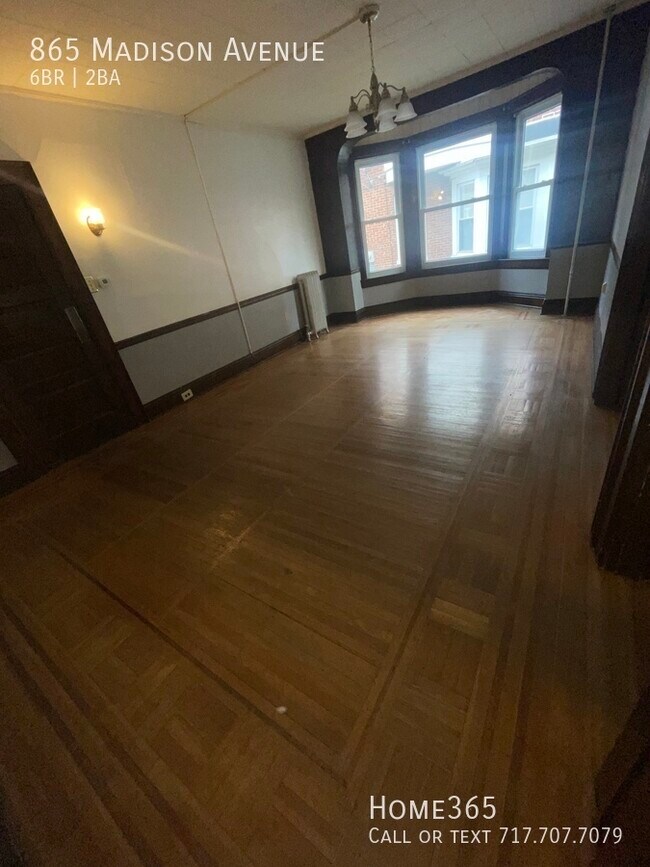 Foto del edificio - 6 bedroom, 1.5 bathroom now available!