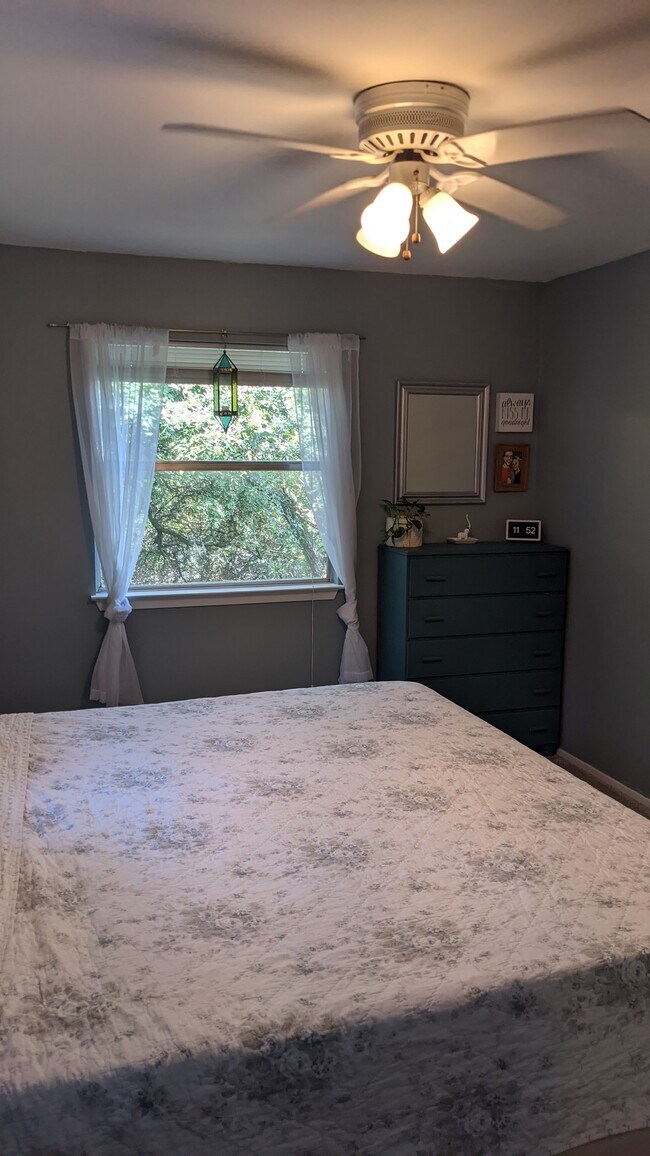 Main bedroom - 1702 Waterloo Trl