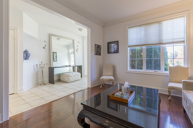 Building Photo - 2472 Upper Valley Crescent