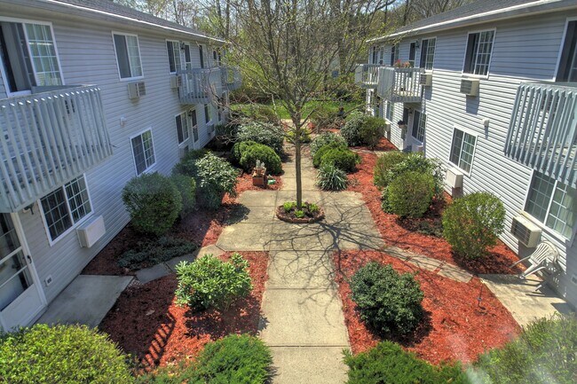 Inner Courtyard with patio and decks. - 256 Peck Ln