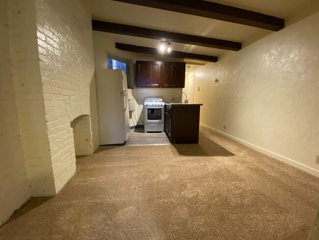 Photo - Cozy Two Bedroom Apartment in Oakland! On-Site Laundry & Air Conditioning! Call Now!