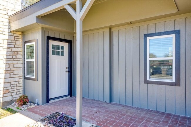 Building Photo - 809 N West St