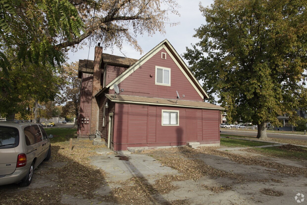 Building Photo - 822 E Belmont St