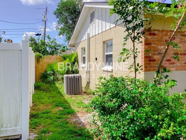 Building Photo - 7236 Darien Way