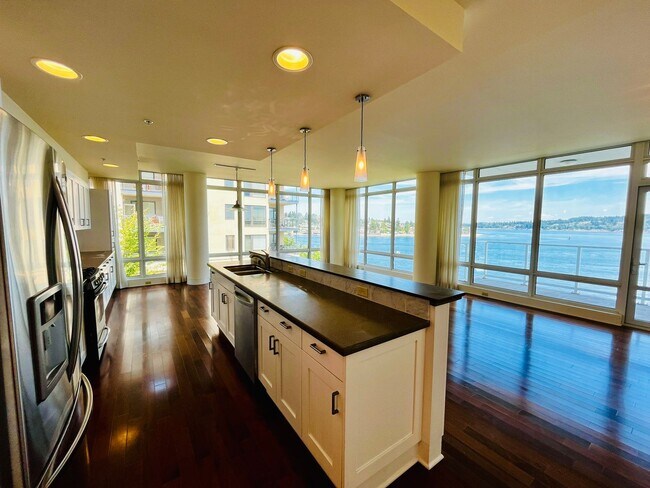 Foto del edificio - Views Galore from this Exquisite Downtown ...