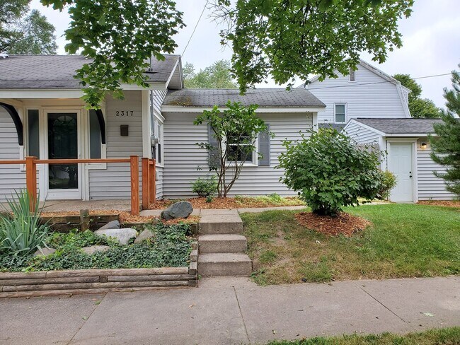 Foto del edificio - Adorable 2 bedroom with a bonus room!