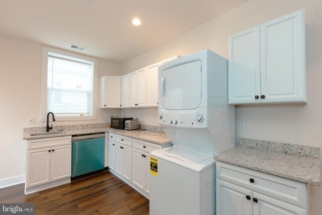 Building Photo - 5705 Crestwood Pl