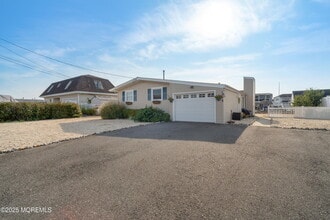 Building Photo - 825 Leeward Dr