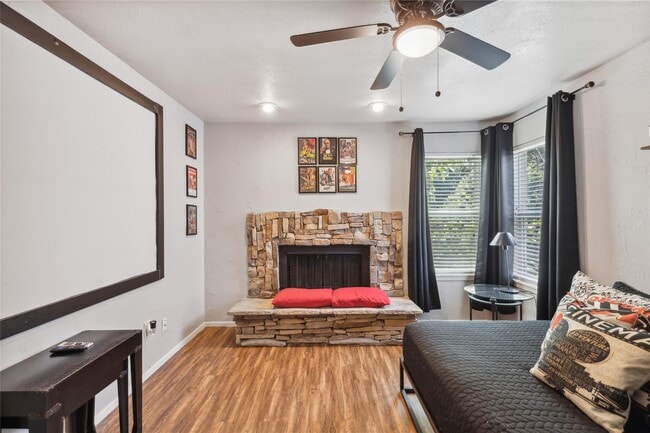 Building Photo - DAZZLING DUPLEX IN FORT WORTH!