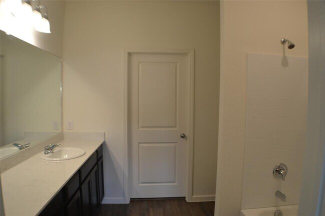 Foto del edificio - 824 Cedar Elm Dr