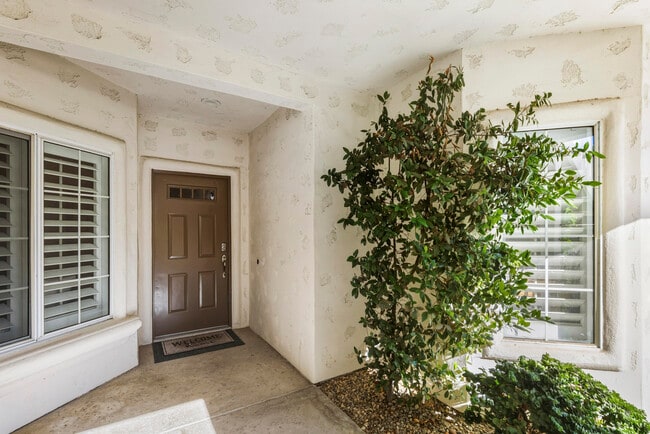 Building Photo - 289 Vista Royale Cir W