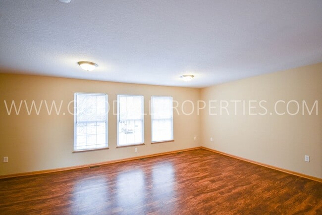 Building Photo - 2-Bedroom, 2.5-Bath Urbandale Townhome with 2-Car Garage & Deck